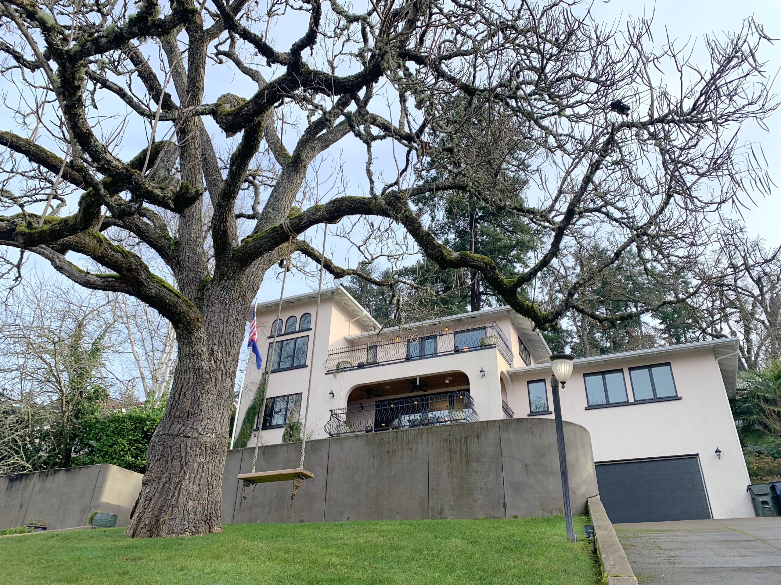 Oregon Family Vacation Rentals Big Pink House Exterior 5*